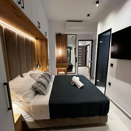 Compass Luxury Apartment *